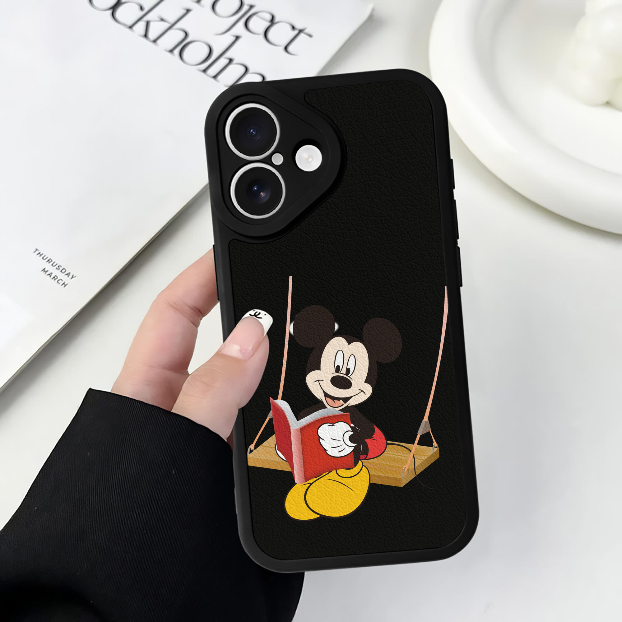 （画像用） ミッキーマウス Mickey Mouse 【iPhone 16シリーズ対応】シリコンスマホケース（レザー調） 材質：シリコン